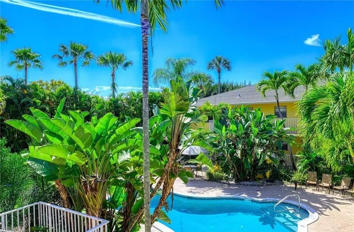 4290  Gulfstream  DR, Naples, FL 34112