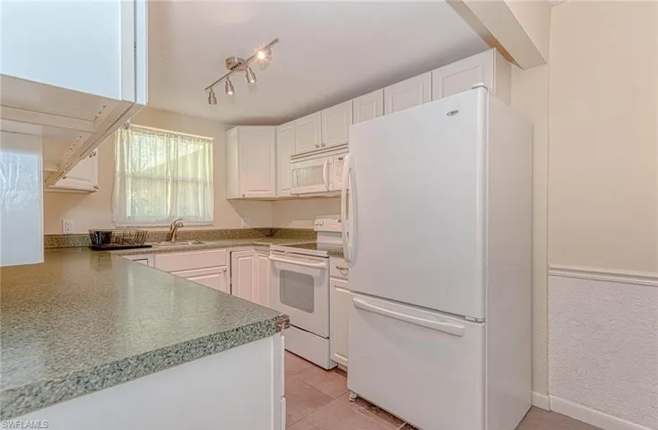 4290  Gulfstream  DR, Naples, FL 34112