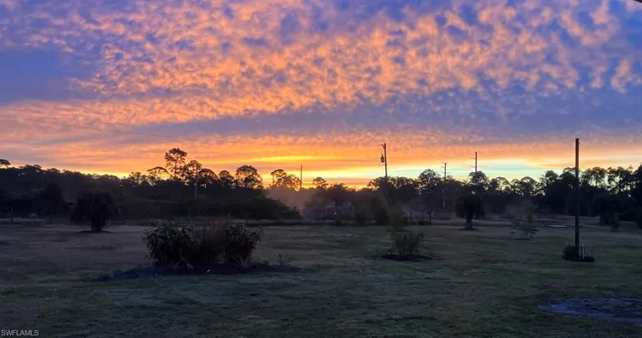 Welcome home to country living in Alva FL