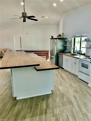 A substantial island & breakfast bar