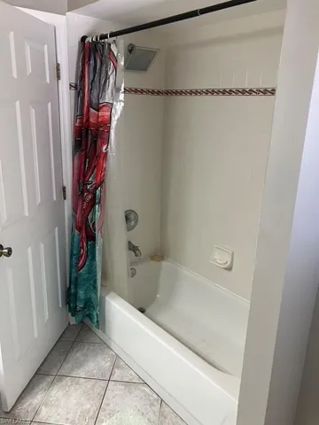 Tub / shower combo in guest bathroom