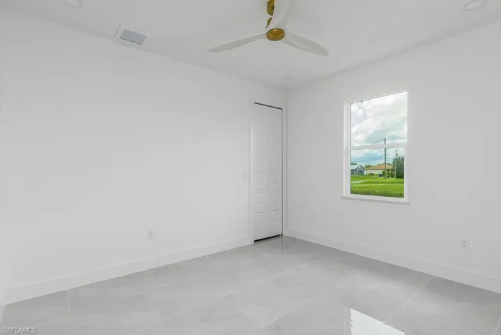 Empty room with ceiling fan