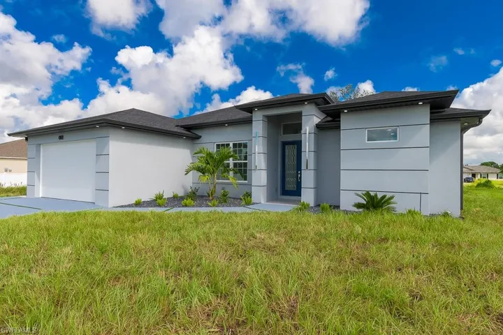 View of front of property featuring a front yard