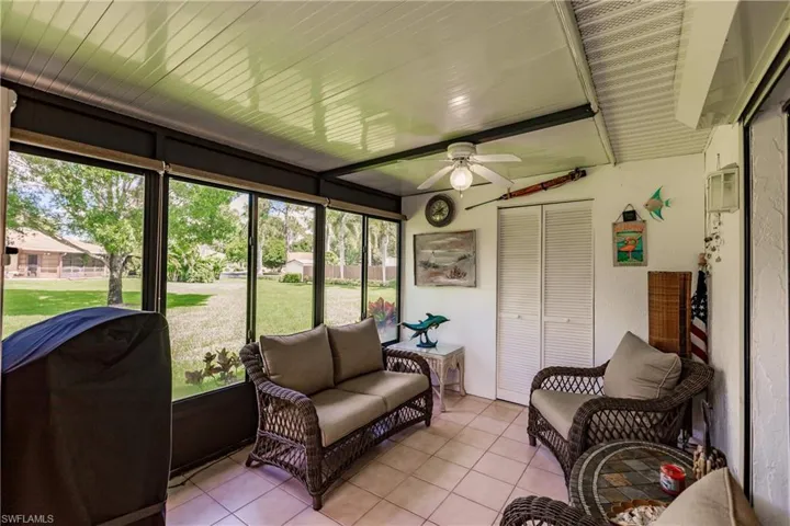 Sunroom / solarium with ceiling fan