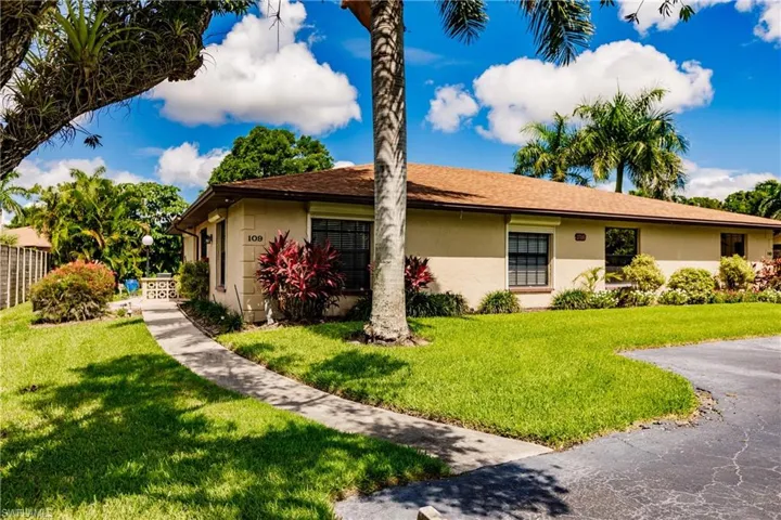 View of front facade featuring a front yard