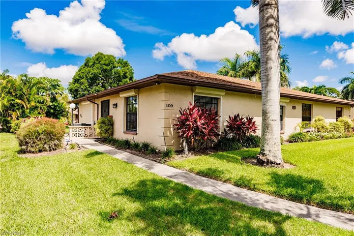 View of front of property featuring a front yard