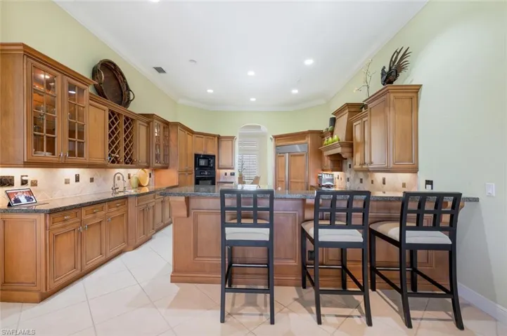 Well designed spacious kitchen with breakfast bar
