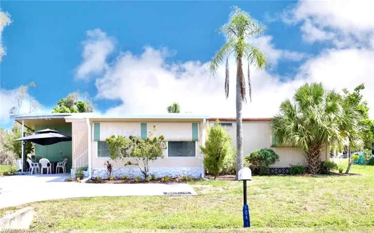 Ranch-style house with a front yard