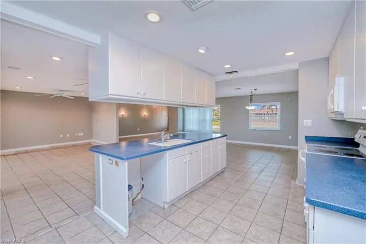 kitchen to dining area and overlooking great room