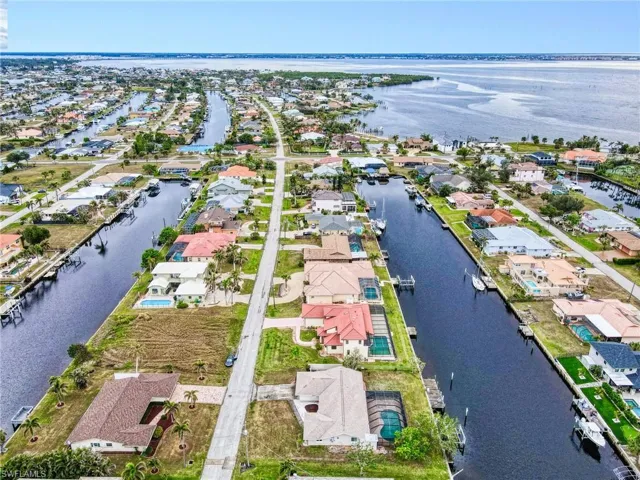 Waterfront Neighborhood with Sailboat access to Open Water