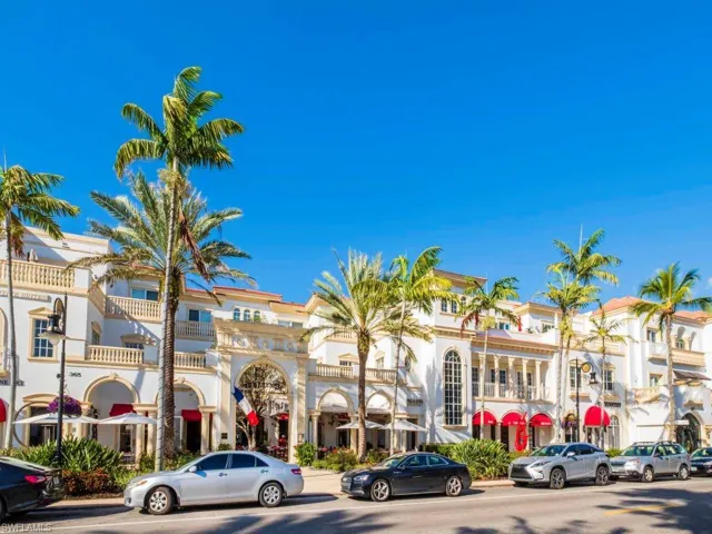 Fabulous 5th Avenue shops and restaurants nearby