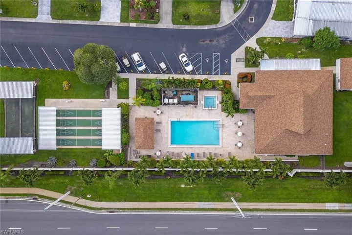 158  Seven Seas  WAY, Naples, FL 34104