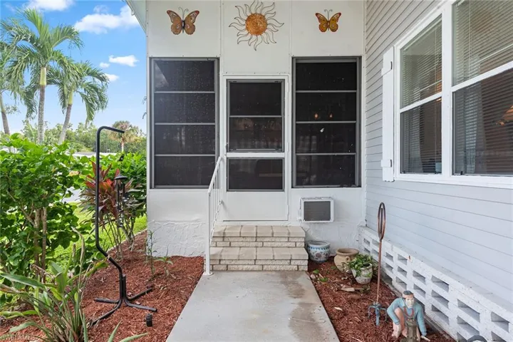 158  Seven Seas  WAY, Naples, FL 34104