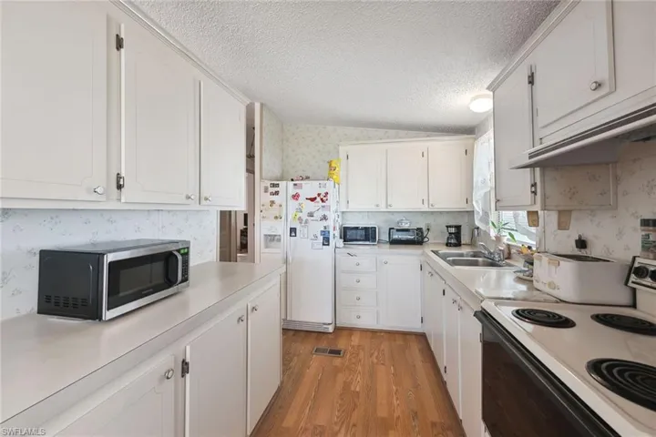 158  Seven Seas  WAY, Naples, FL 34104