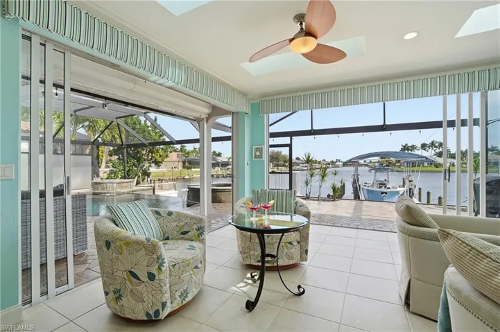 Seamless indoor to outdoor living with views that do not dissapoint!