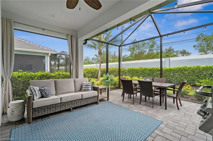 Sunroom / solarium with ceiling fan