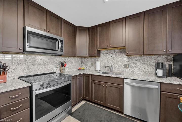 Designer style kitchen with high end appliances!