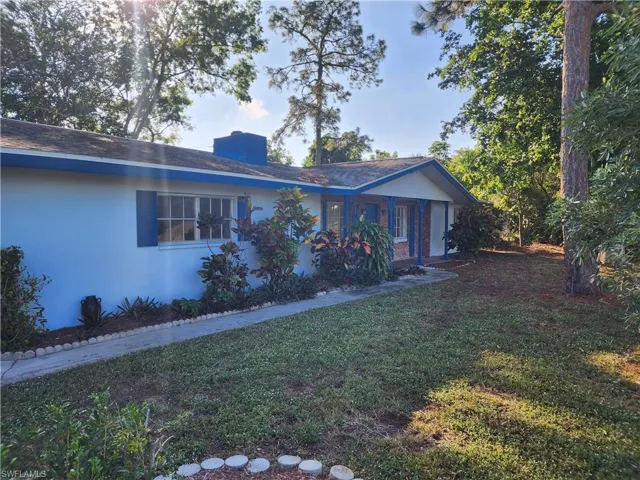 View of front of property featuring a front yard