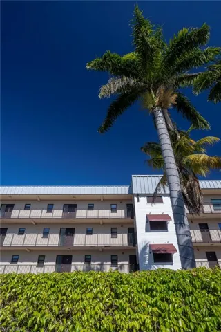 View of apartment building / complex