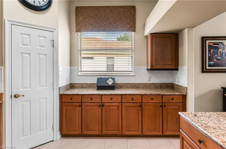 tons of counter space this offers a buffet bar for entertaining