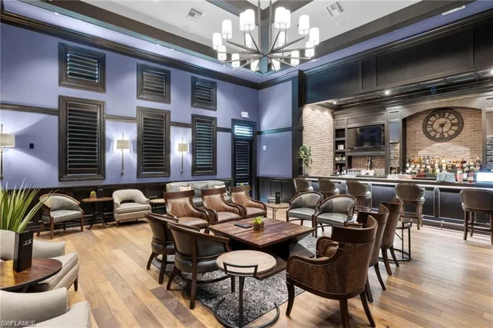 Bourbon Bar with live weekend entertainment