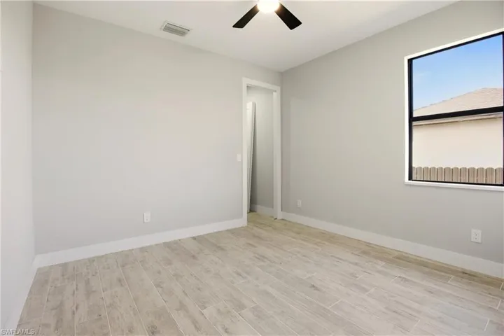 Spare room with wood tiled floors and a ceiling fan