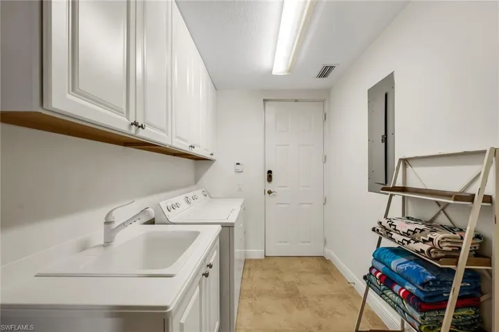 3141 Aviamar Cir 103, Naples, Florida 34114