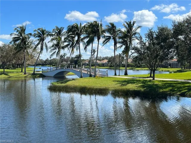 The community features wonderful walking- and biking paths and bridges