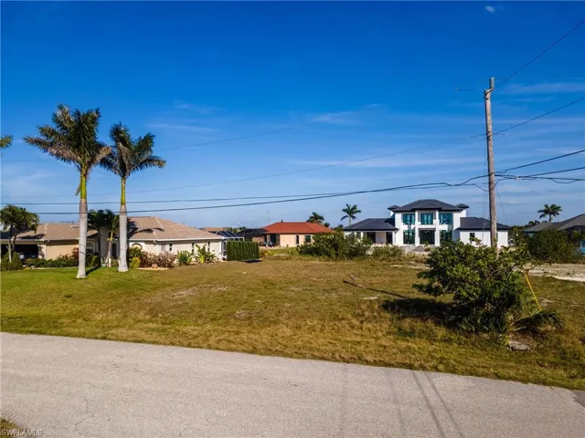 View of yard with a residential view