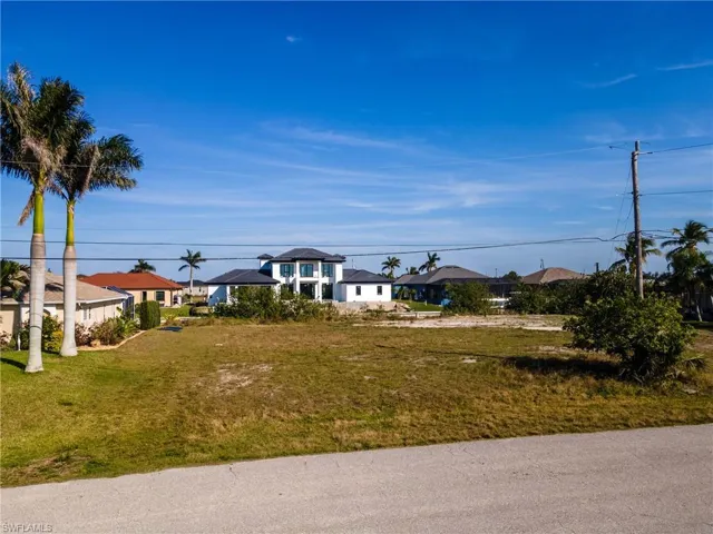 View of yard featuring a residential view