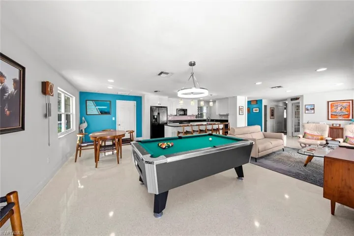 Rec room with billiards
