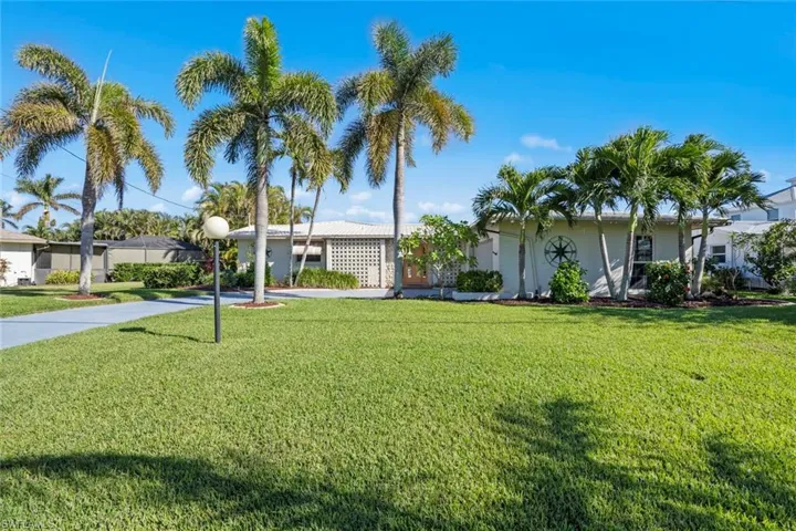 View of front facade with a front lawn