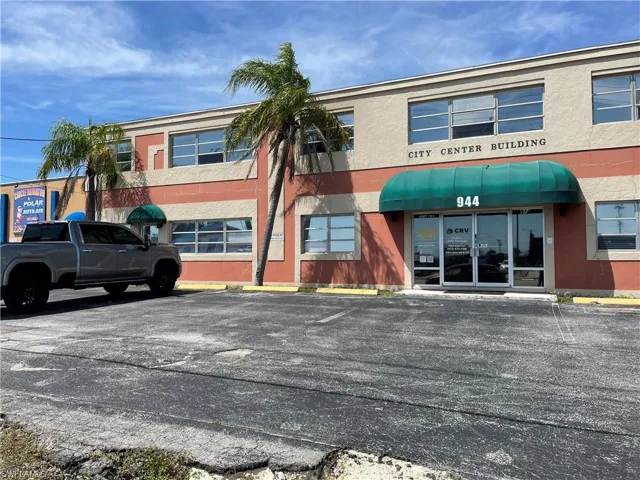 944  Country Club  BLVD, Cape Coral, FL 33990