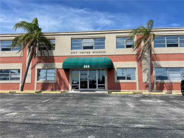 944  Country Club  BLVD, Cape Coral, FL 33990