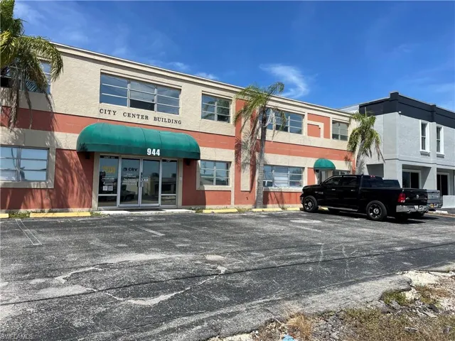 944  Country Club  BLVD, Cape Coral, FL 33990