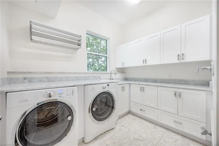 1571  Bonita  LN, Naples, FL 34102