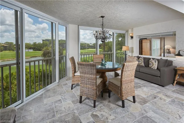 The perfect spot for breakfast, lunch AND dinner. Or a few evening cocktails!