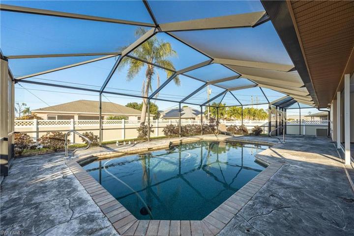 527 SW 32nd TER, CAPE CORAL FL 33914