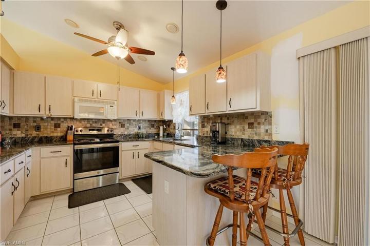 527 SW 32nd TER, CAPE CORAL FL 33914