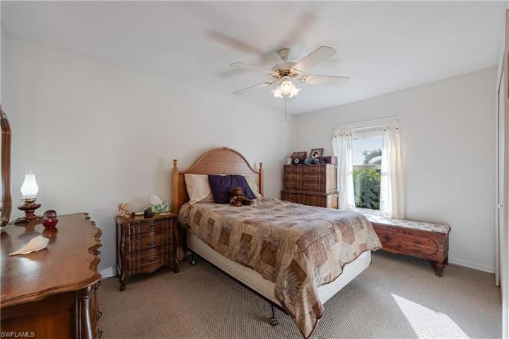 527 SW 32nd TER, CAPE CORAL FL 33914