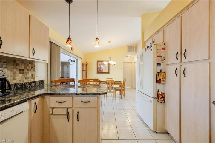 527 SW 32nd TER, CAPE CORAL FL 33914
