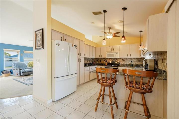 527 SW 32nd TER, CAPE CORAL FL 33914