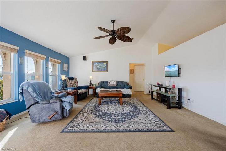 527 SW 32nd TER, CAPE CORAL FL 33914
