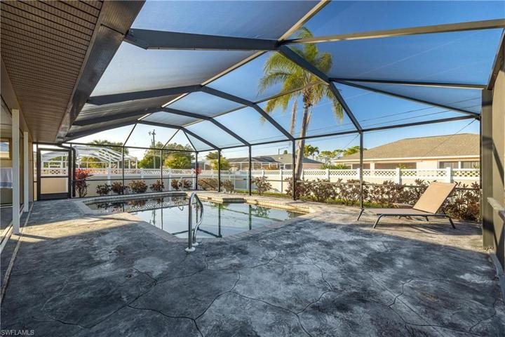 527 SW 32nd TER, CAPE CORAL FL 33914