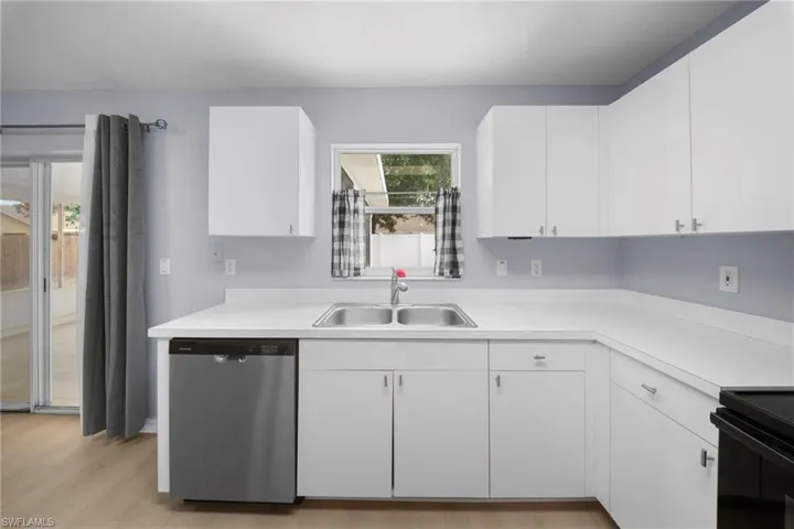 15624  sunny crest  LN, Fort Myers, FL 33905