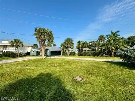View of front of home with a front lawn and driveway