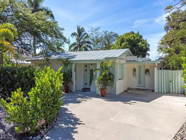 649  10th N ST, Naples, FL 34102