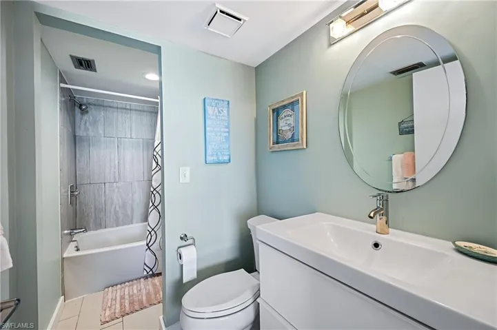 Full bathroom with shower/tub combination