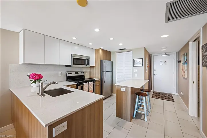 Kitchen with peninsula and a breakfast bar