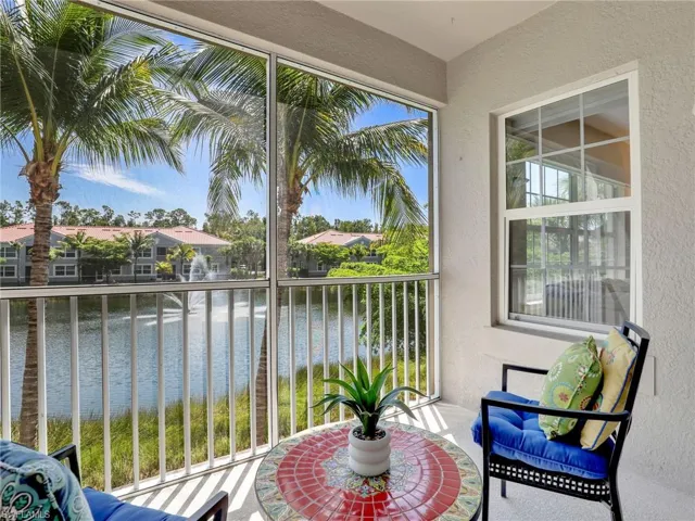 Lanai Overlooking Lake & Fountain